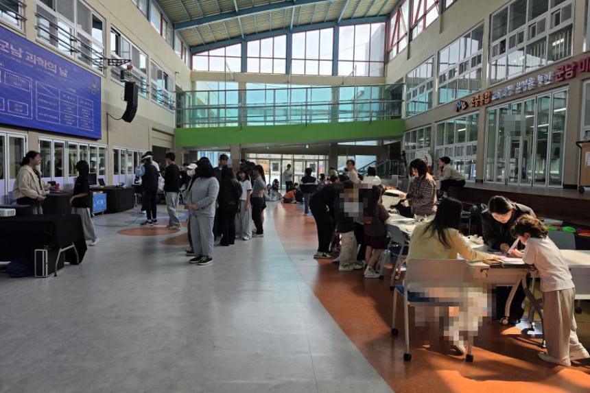 학교 홀에 설치한 체험 부스 전경
